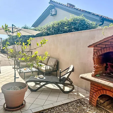 Modernes Mit Grosser Terrasse Und Grillmoeglichkeit By Interhome דירה
