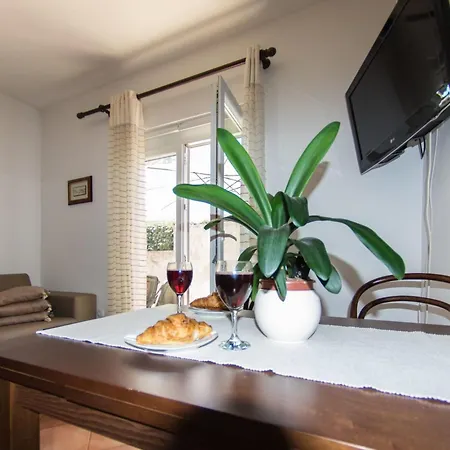 Modernes Mit Grosser Terrasse Und Grillmoeglichkeit By Interhome דירה אופטיה